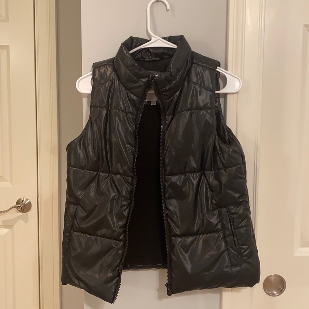 Girls black justice vest.